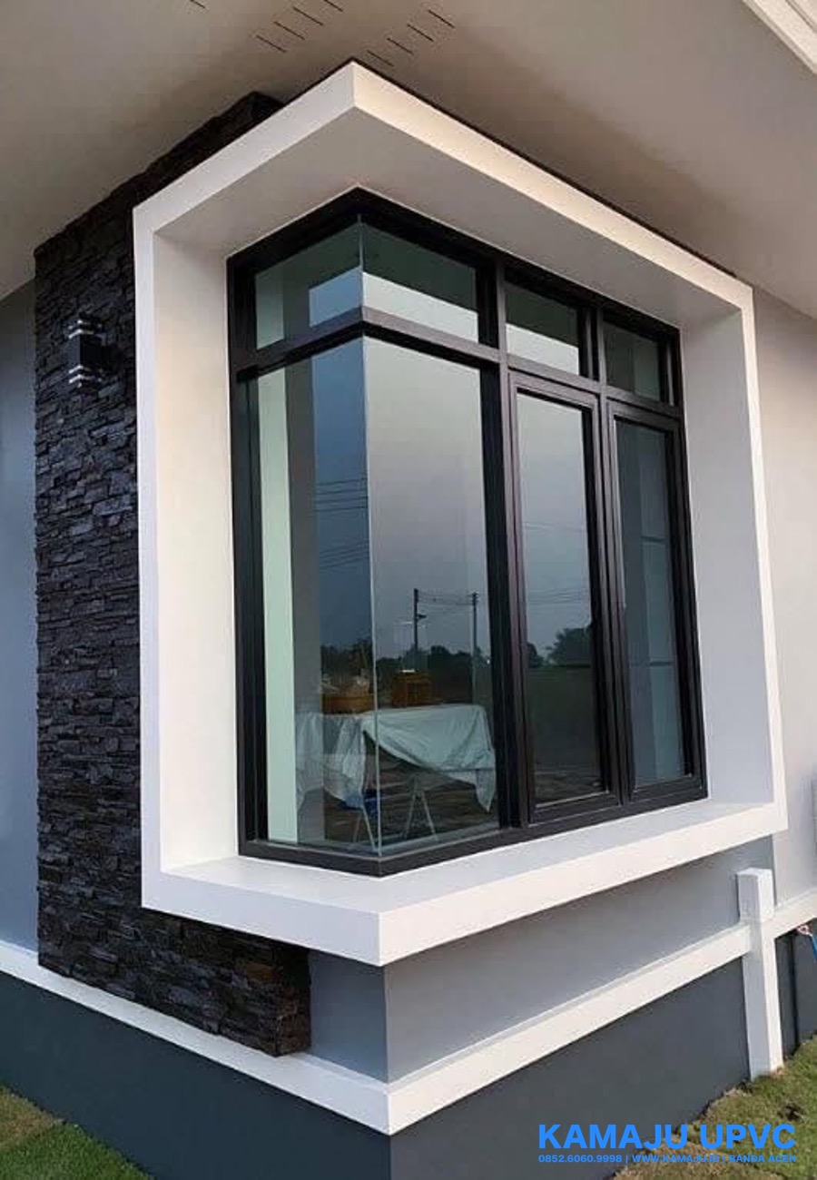 Jendela UPVC warna hitam dengan desain minimalis modern dan tampilan elegan