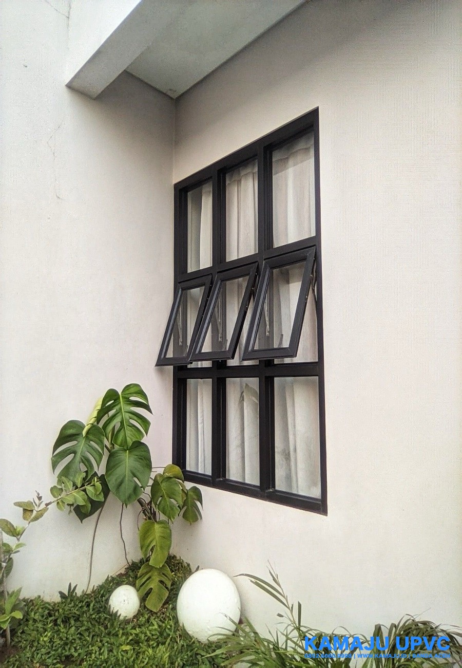 Jendela UPVC hitam model casement dengan bukaan lebar dan sirkulasi optimal