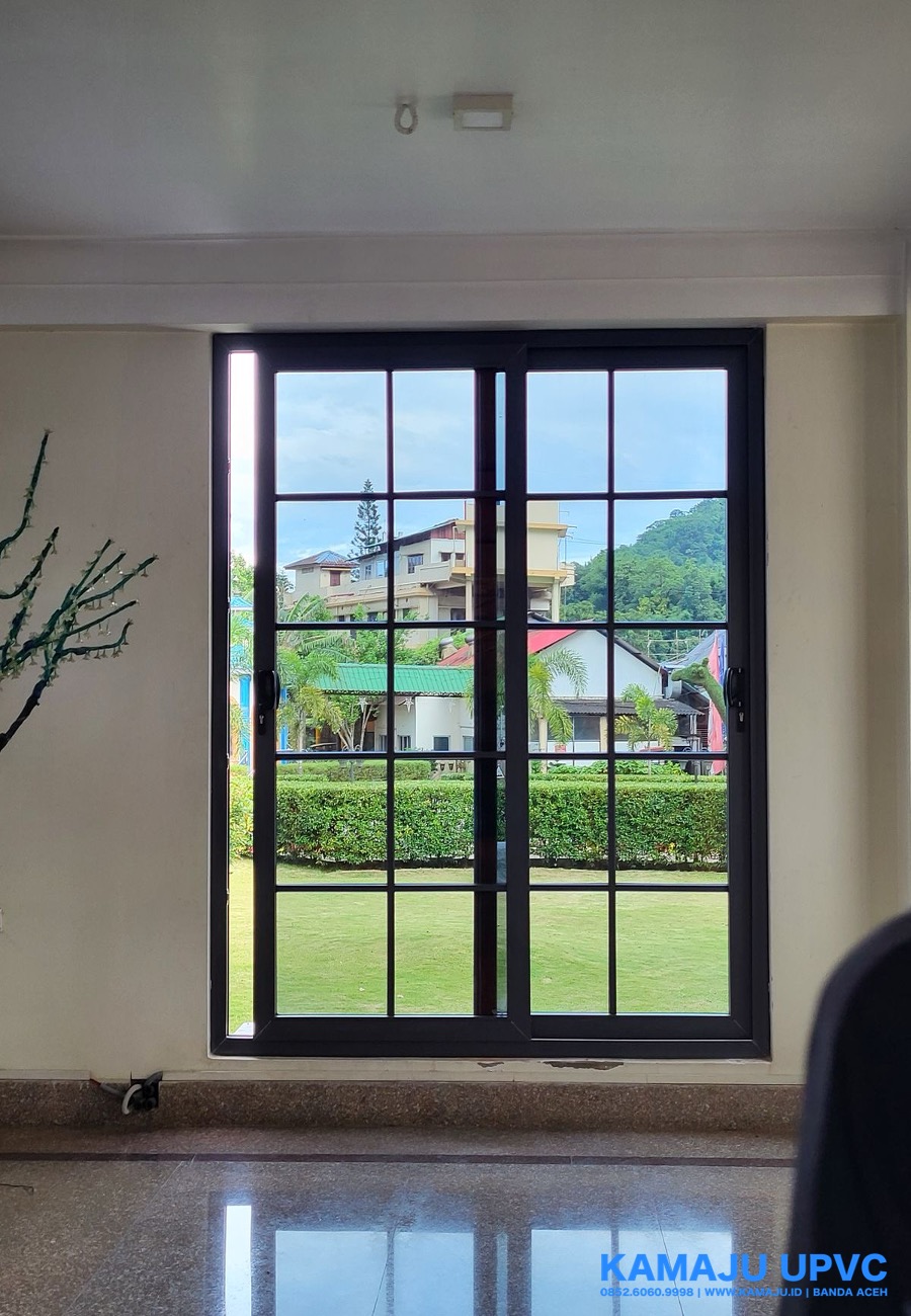 Jendela UPVC black frame dengan kaca bening untuk pencahayaan maksimal
