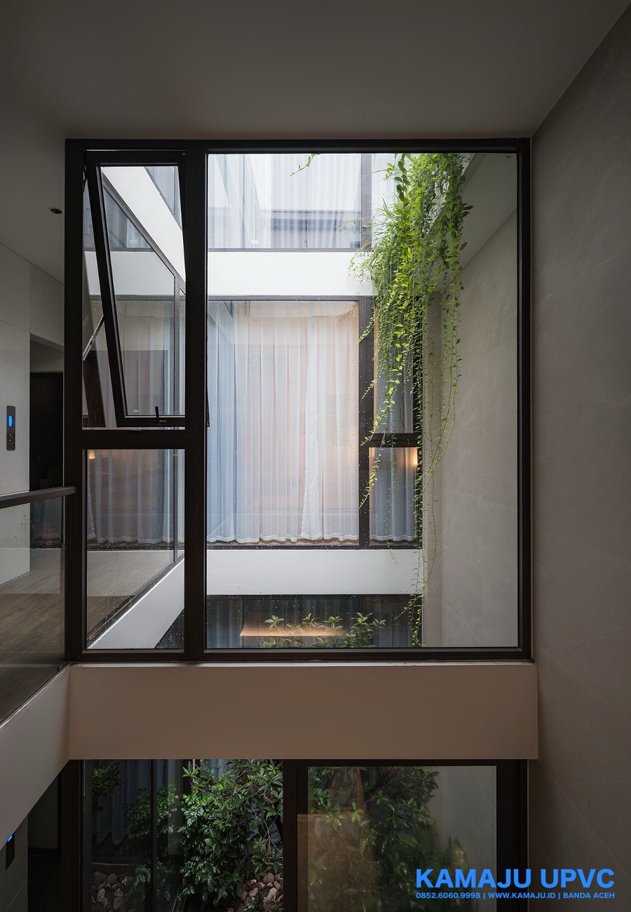 Jendela UPVC hitam model sliding dengan tampilan modern dan hemat ruang