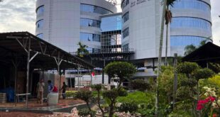 Pemasangan kusen kaca gedung pada proyek BPJN Banda Aceh