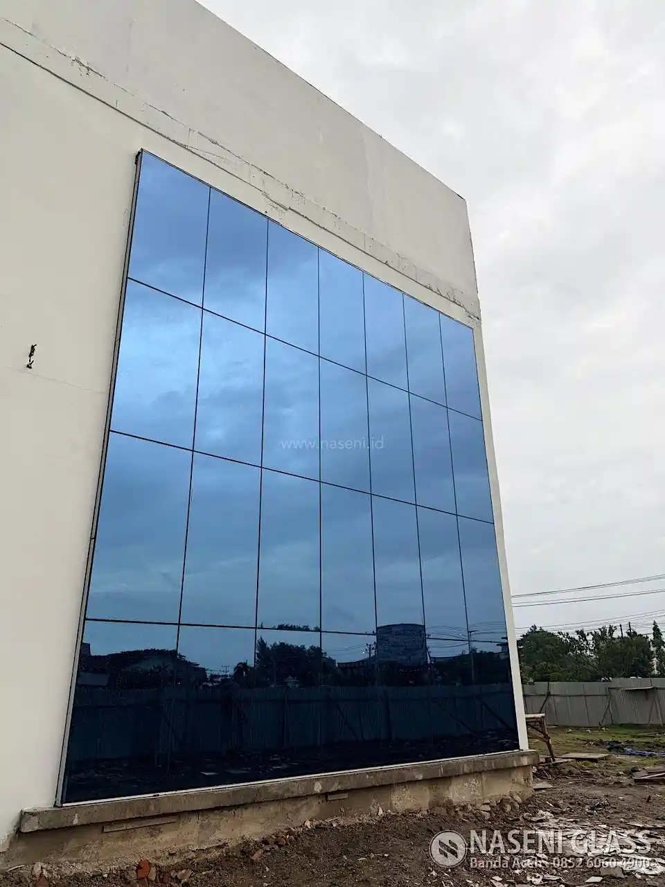 Detail pemasangan curtain wall kaca pada Gedung Mall Pelayanan Publik Sigli
