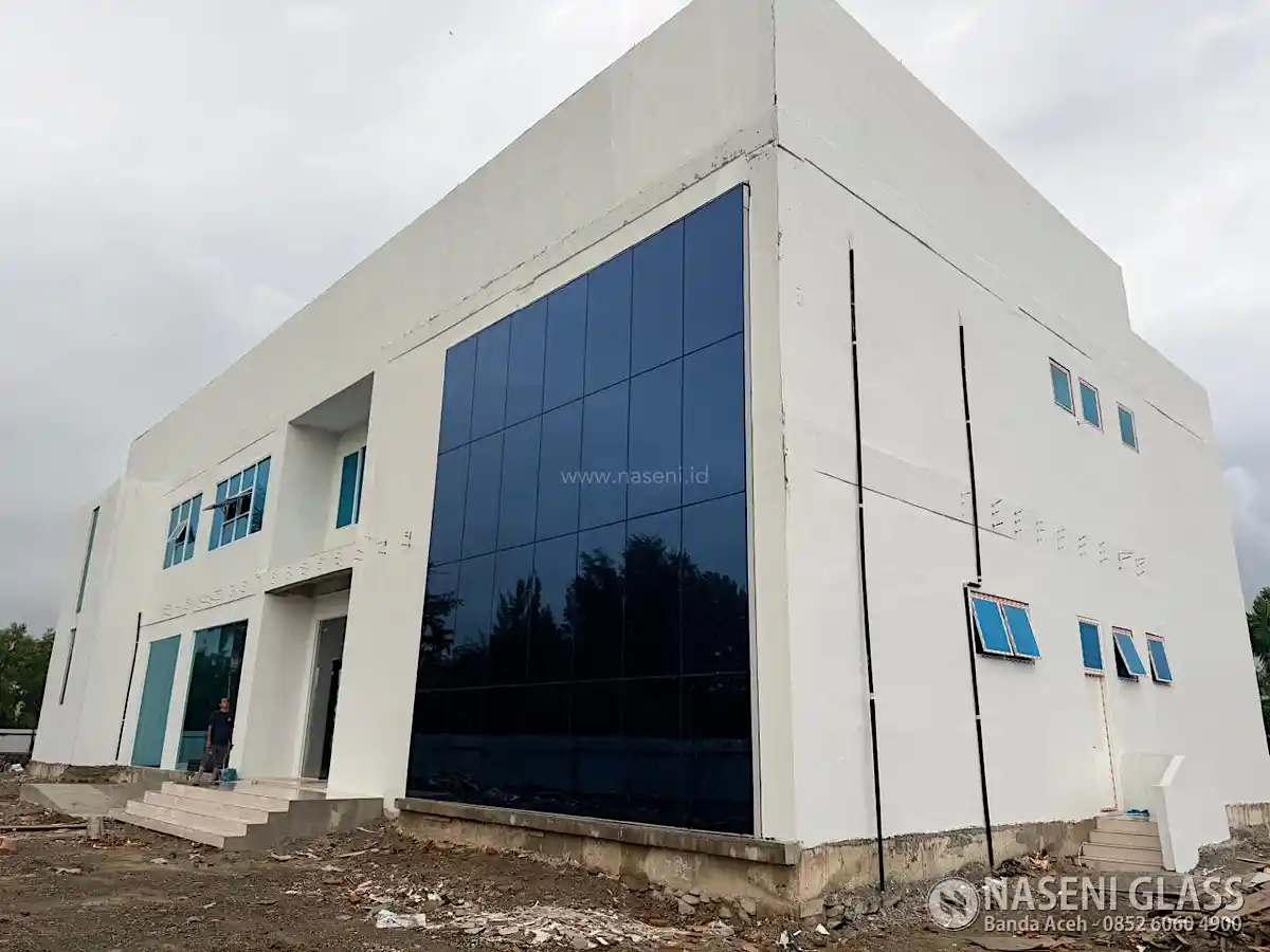 Fasad modern Gedung MPP Sigli menggunakan curtain wall kaca dan kusen aluminium