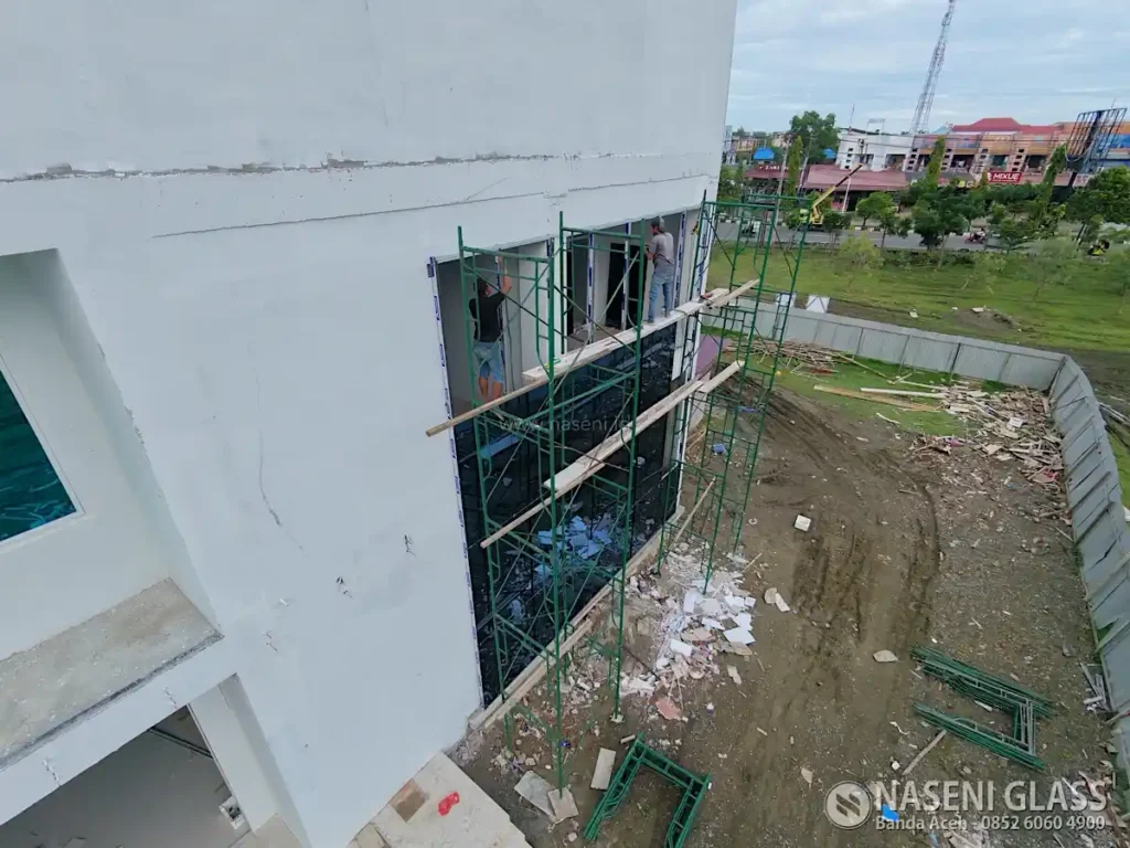 Proyek pemasangan kaca gedung oleh Naseni Glass di Mall Pelayanan Publik Sigli