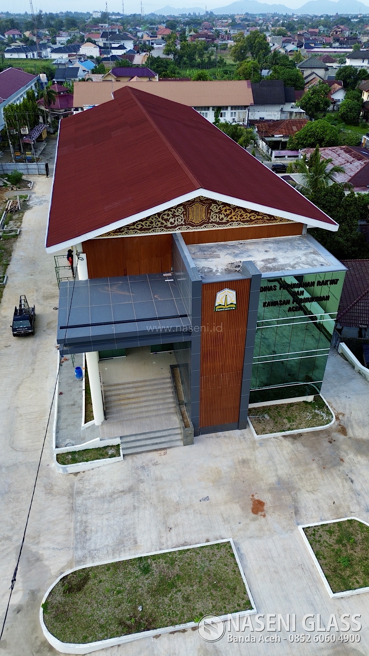 Finishing fasad Gedung PERKIM Aceh dengan curtain wall kaca dan ACP modern