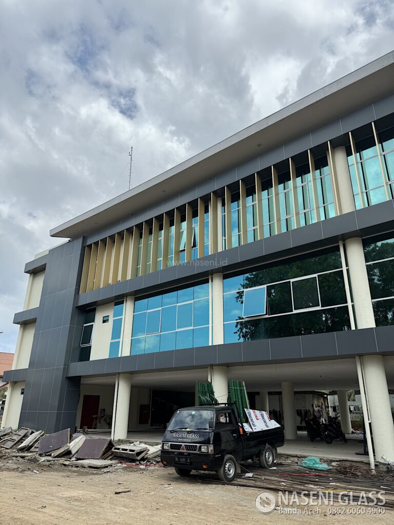 Gedung PERKIM Aceh dengan curtain wall kaca dan desain arsitektur kontemporer