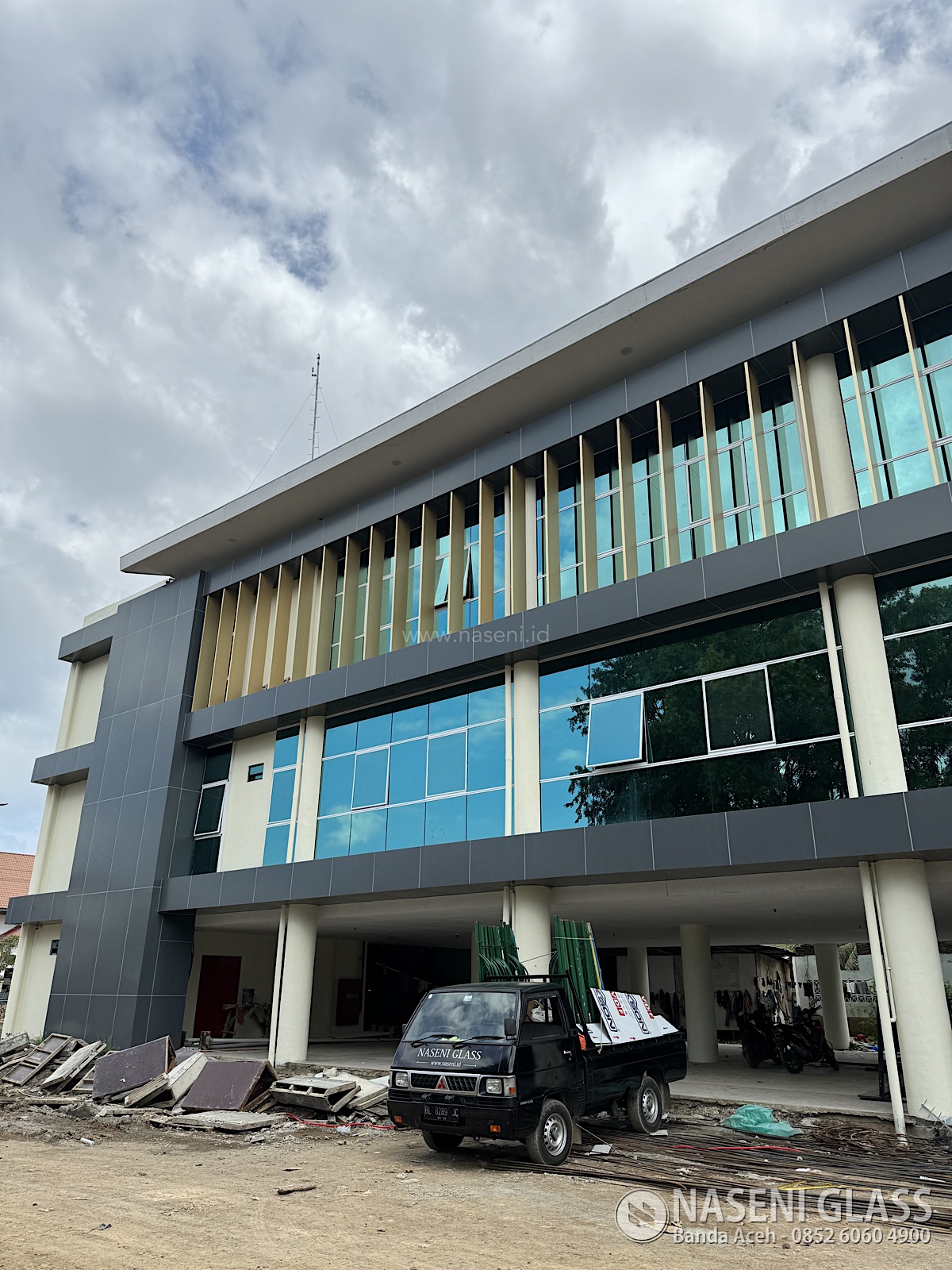 Gedung PERKIM Aceh dengan curtain wall kaca dan desain arsitektur kontemporer