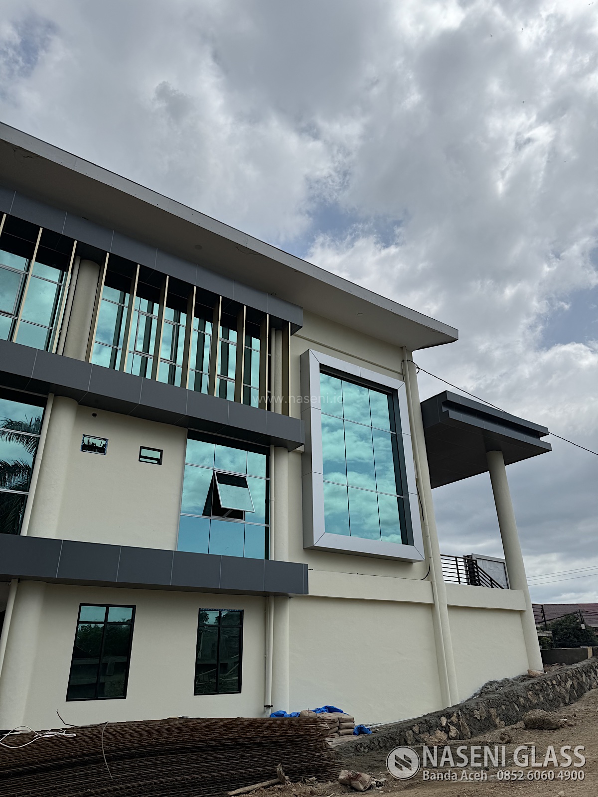Curtain wall kaca reflektif pada fasad Gedung PERKIM Aceh di Banda Aceh
