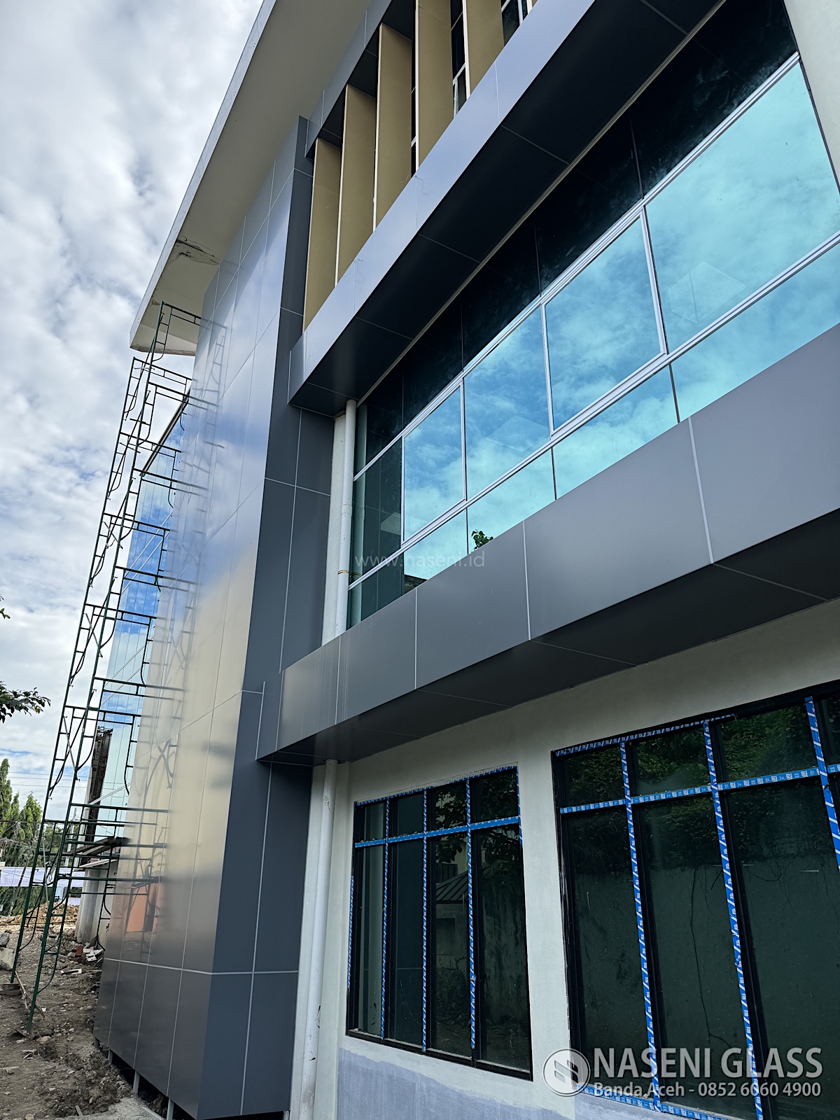 Pemasangan curtain wall kaca Asahi pada Gedung PERKIM Aceh