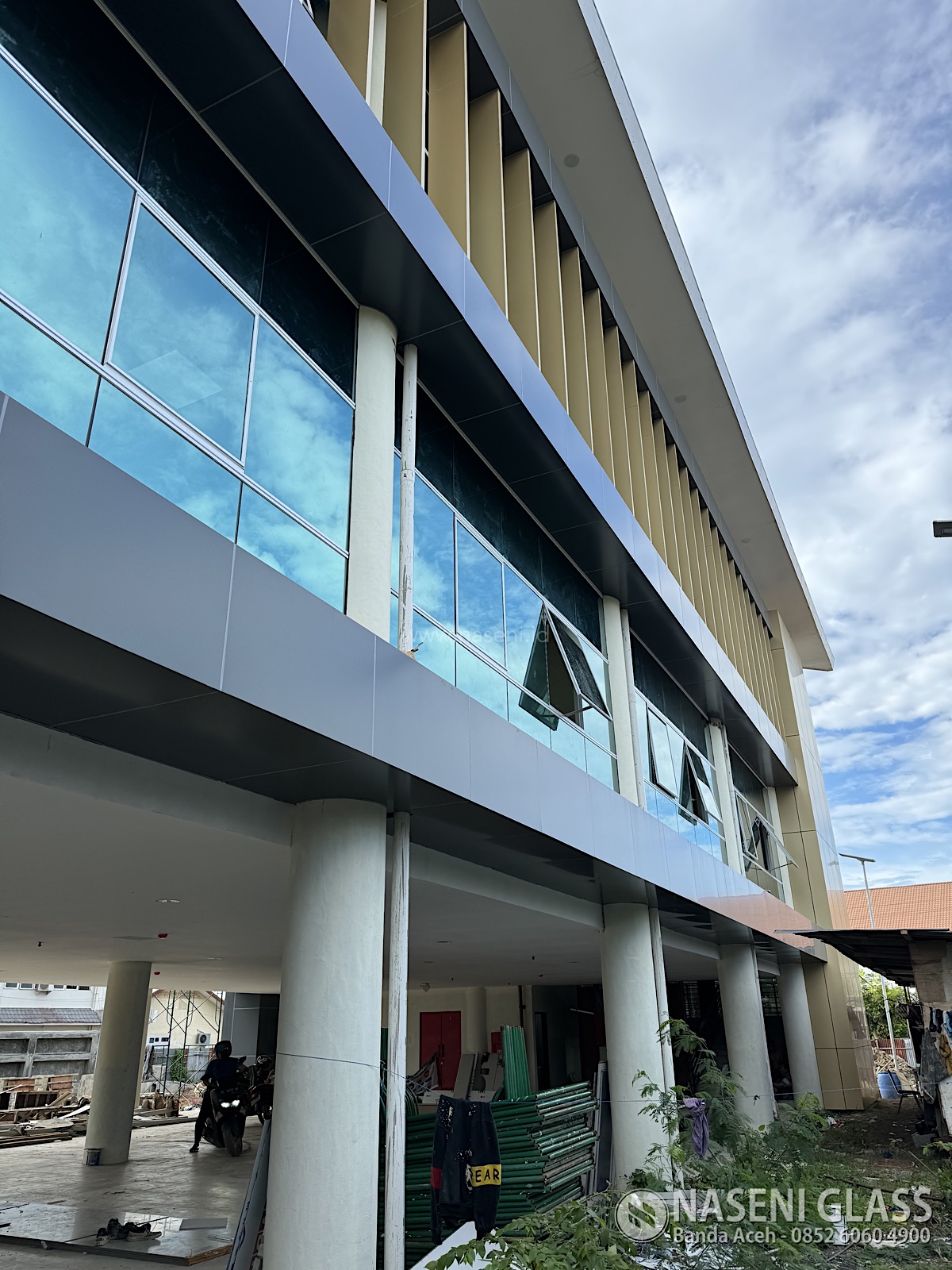 Fasad gedung pemerintah menggunakan curtain wall kaca tempered dan aluminium