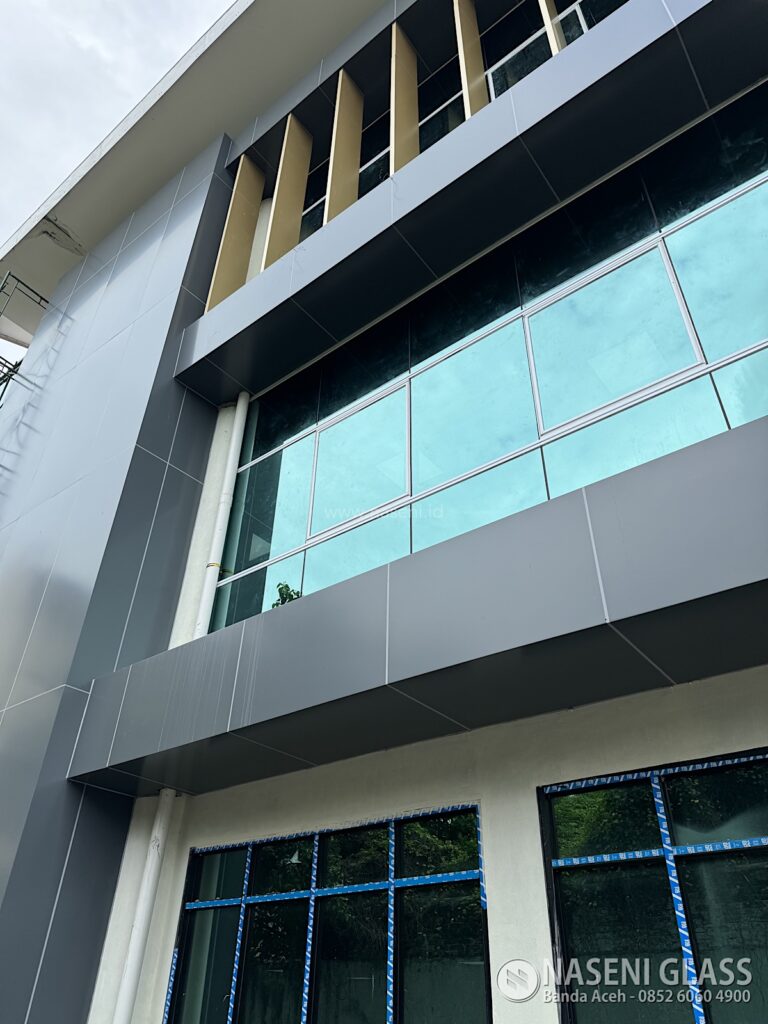 Finishing curtain wall kaca pada Gedung PERKIM Aceh Banda Aceh