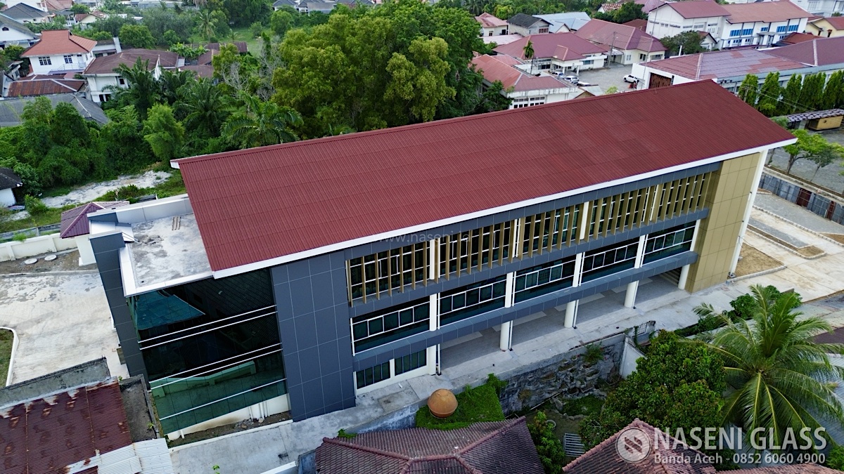 Pemasangan curtain wall kaca pada fasad Gedung PERKIM Aceh di Banda Aceh
