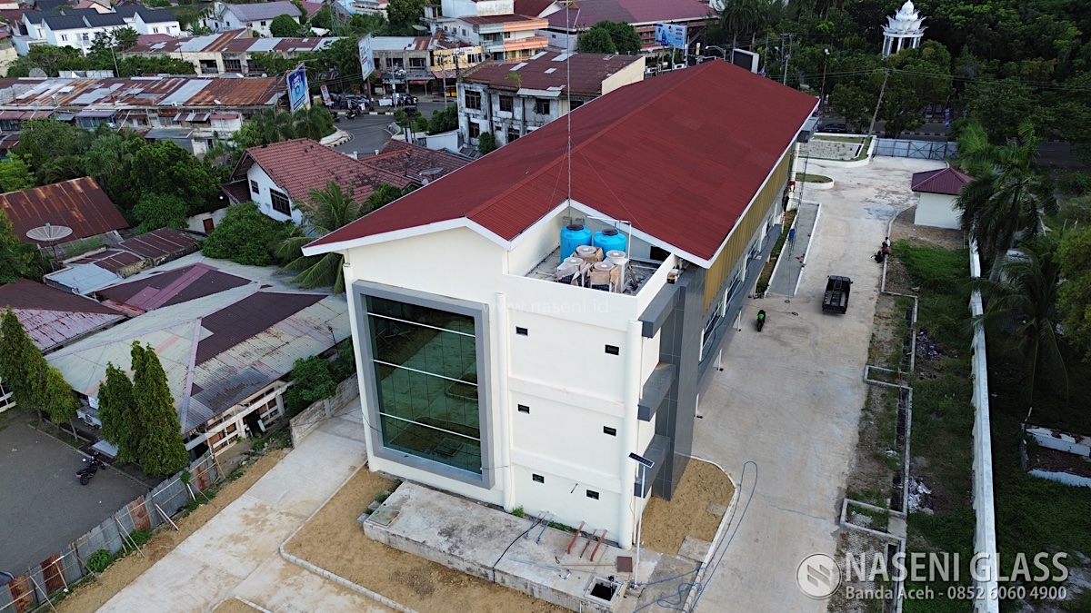 Detail fasad kaca Gedung PERKIM Aceh dengan desain arsitektur modern
