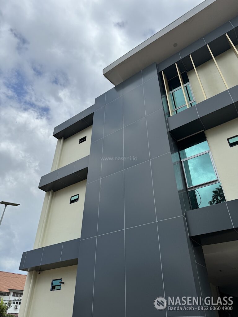 Tampilan eksterior Gedung PERKIM Aceh setelah penyelesaian pekerjaan fasad