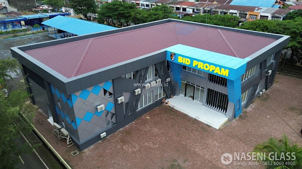 Pemasangan fasad ACP Dekkson PVDF Alloy 5005 pada Gedung PROPAM Polda Aceh di Banda Aceh