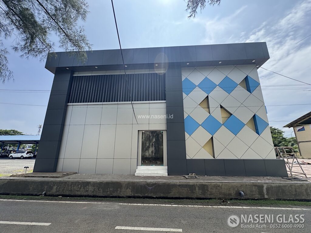 Fasad bangunan pemerintah menggunakan ACP Dekkson PVDF Alloy 5005 tahan cuaca dan awet