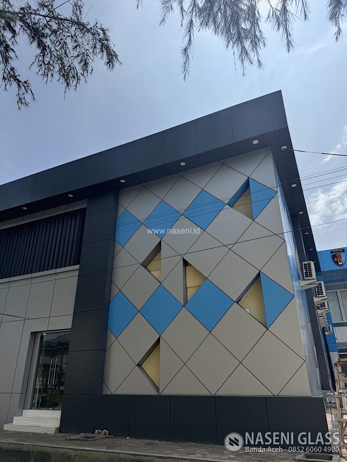 Pemasangan panel ACP Dekkson PVDF Alloy 5005 pada eksterior Gedung PROPAM Aceh