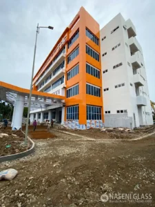 Tampilan akhir fasad Gedung TDC Politeknik Lhokseumawe setelah pemasangan ACP Seven PVDF Alloy 5005.
