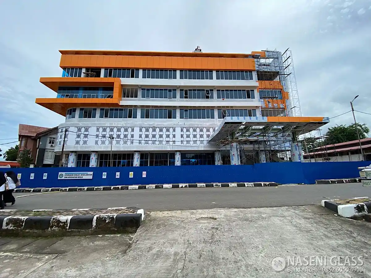Tampilan akhir fasad Gedung TDC Politeknik Lhokseumawe setelah pemasangan ACP Seven PVDF Alloy 5005.