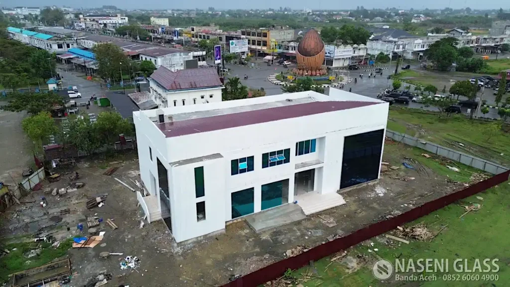 Pemasangan curtain wall kaca pada Gedung Mall Pelayanan Publik Sigli tahun 2025