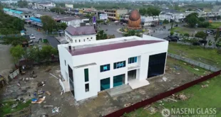 Pemasangan curtain wall kaca pada Gedung Mall Pelayanan Publik Sigli tahun 2025
