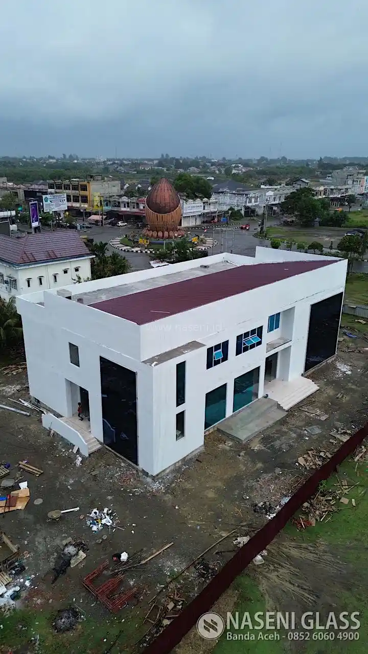 Gedung Mall Pelayanan Publik Sigli setelah pemasangan curtain wall kaca dan kusen aluminium oleh Naseni Glass