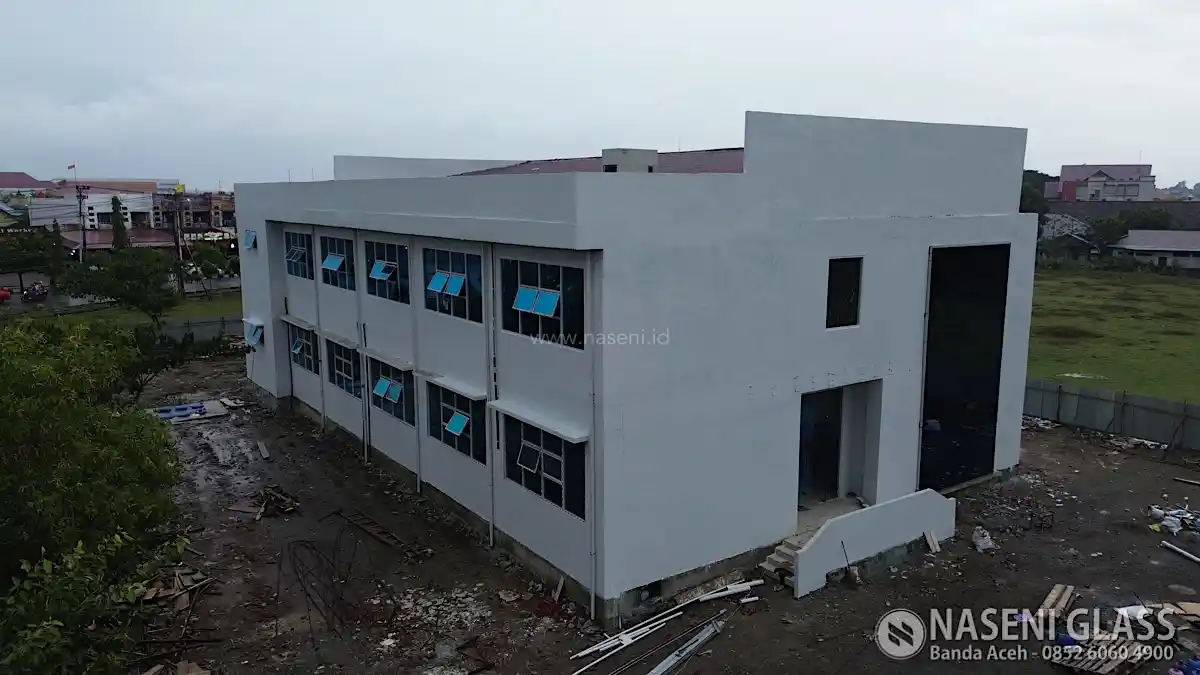 Fasad modern Gedung MPP Sigli menggunakan curtain wall kaca dan kusen aluminium