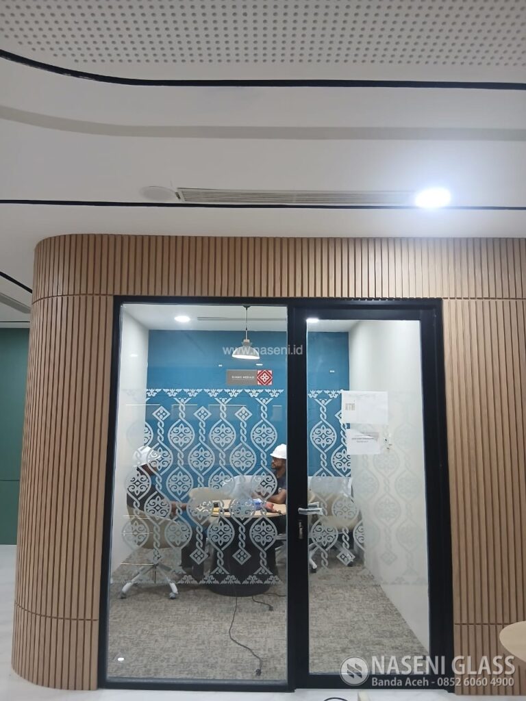 PINTU ALUMINIUM DAN PARTISI KACA - KANTOR OJK BANDA ACEH