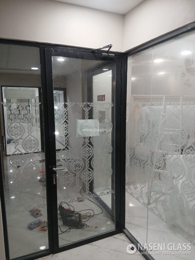 PINTU ALUMINIUM DAN PARTISI KACA - KANTOR OJK BANDA ACEH