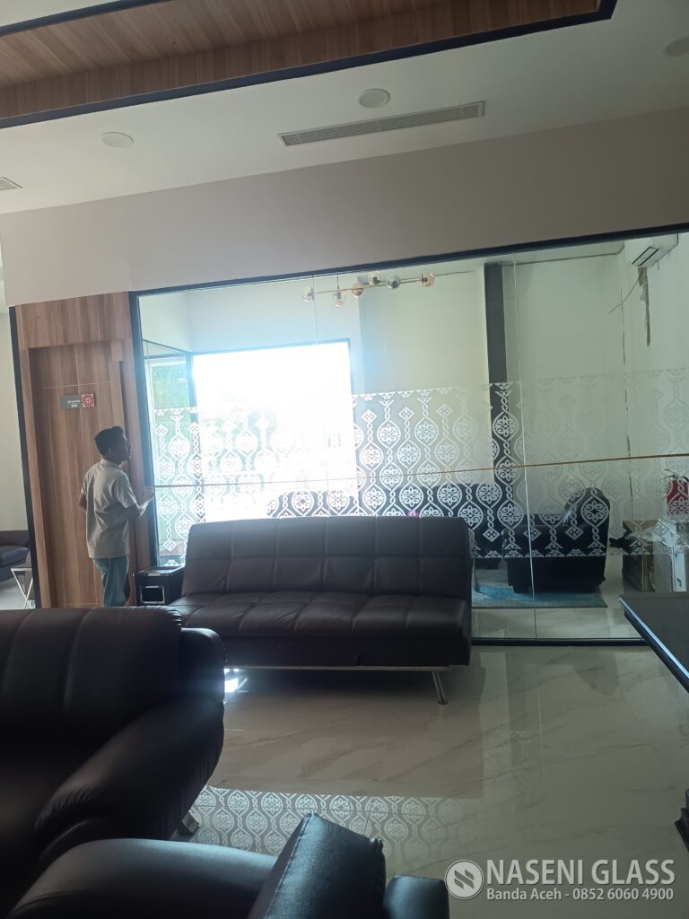 PINTU ALUMINIUM DAN PARTISI KACA - KANTOR OJK BANDA ACEH