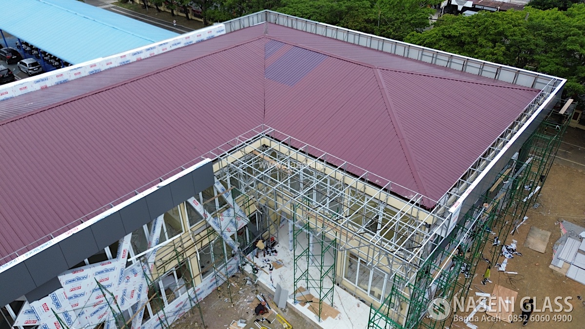 Proyek pemasangan ACP Dekkson PVDF Alloy 5005 untuk fasad Gedung PROPAM Polda Aceh