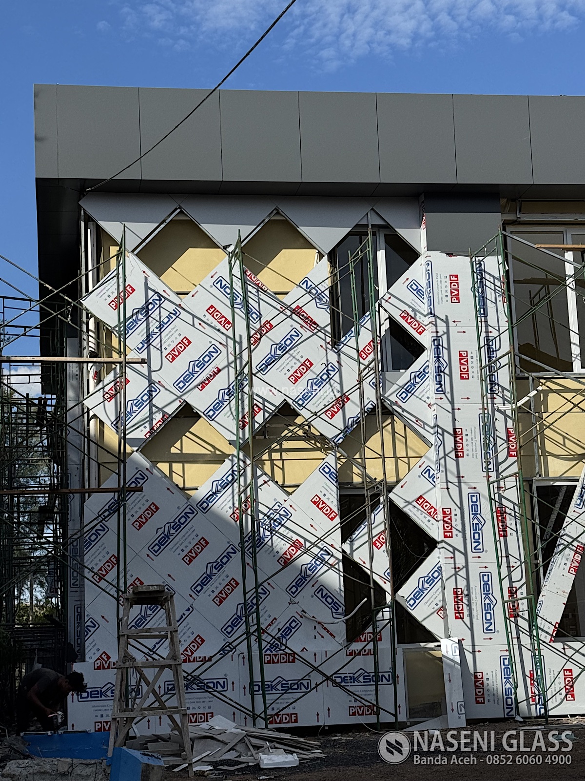 Proyek pemasangan ACP Dekkson PVDF Alloy 5005 untuk fasad Gedung PROPAM Polda Aceh