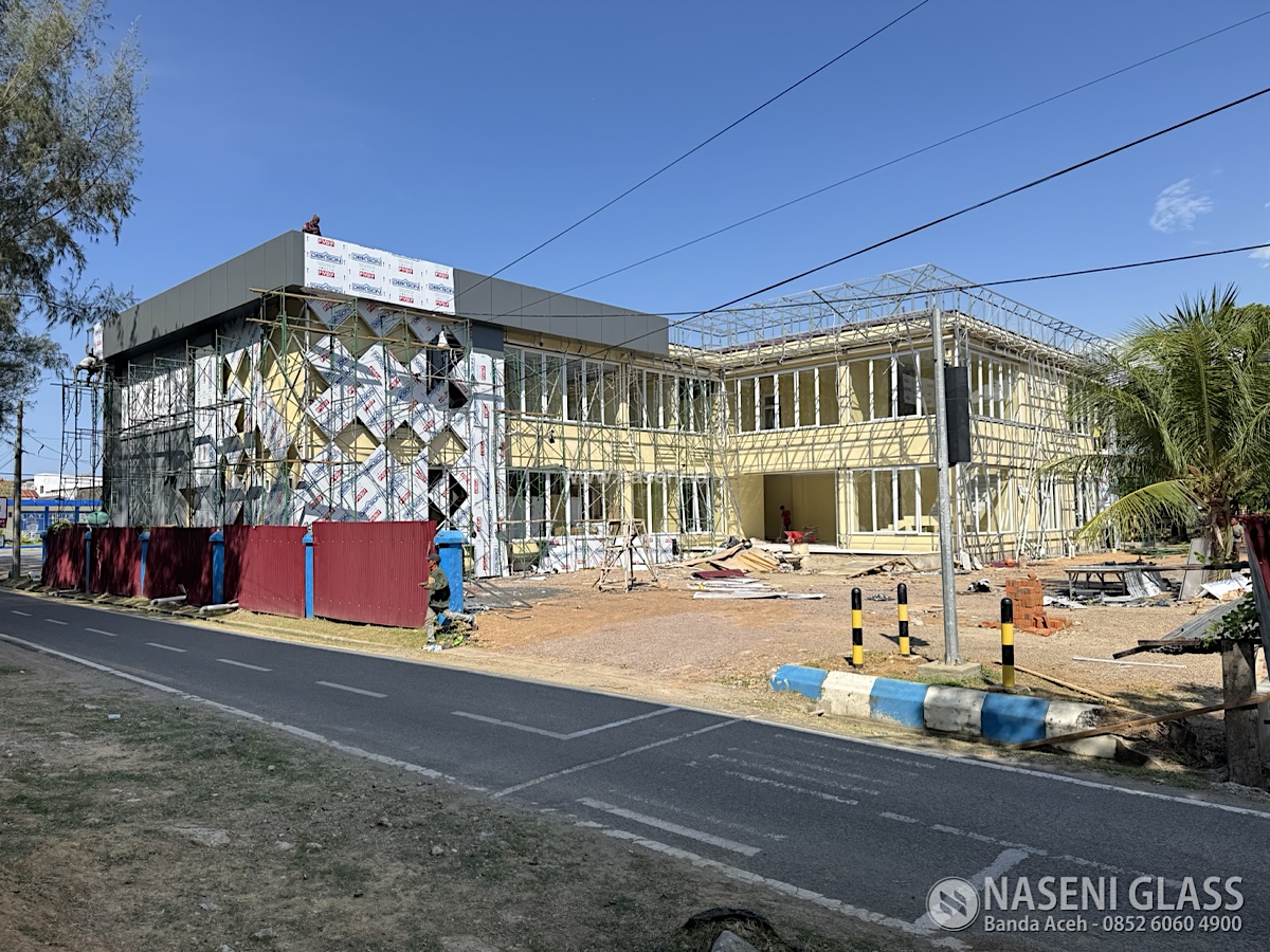 Proyek pemasangan ACP Dekkson PVDF Alloy 5005 untuk fasad Gedung PROPAM Polda Aceh