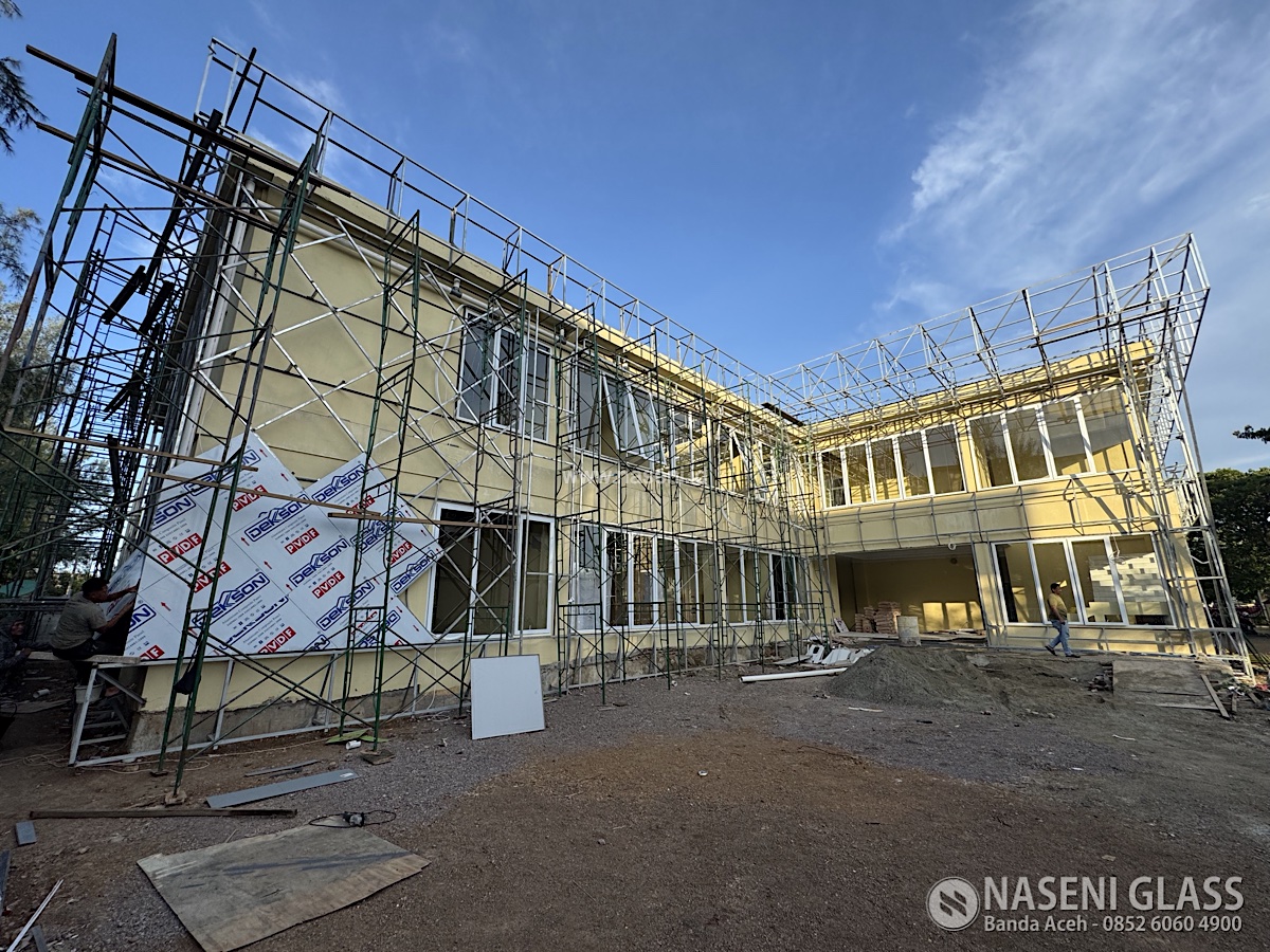 Pekerjaan cladding ACP Dekkson PVDF Alloy 5005 pada bangunan Gedung PROPAM Aceh