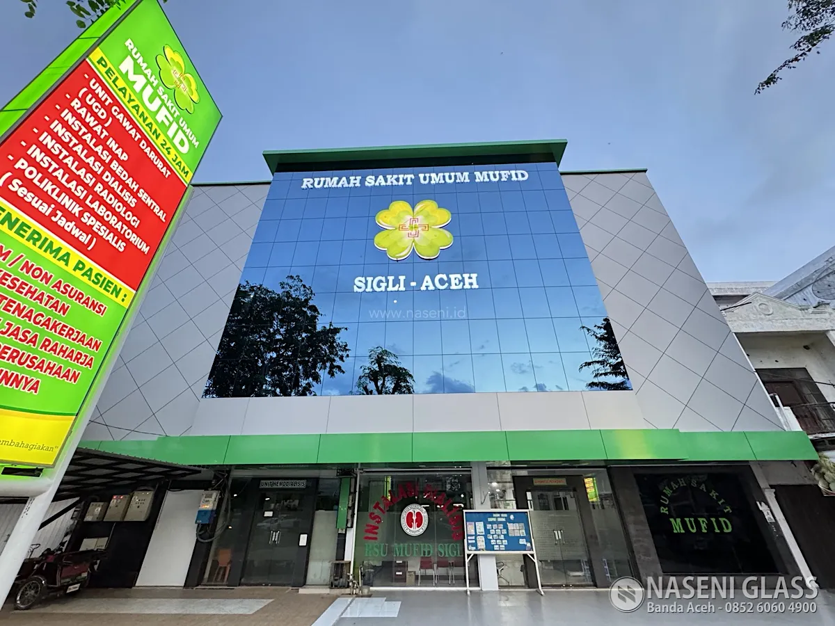 Pemasangan ACP fasad dan curtain wall Rumah Sakit Mufid Sigli oleh Naseni Glass