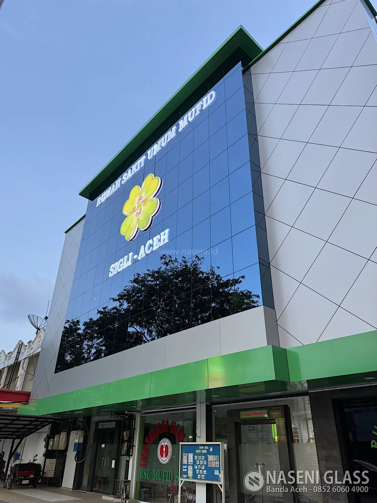 Pemasangan ACP fasad dan curtain wall Rumah Sakit Mufid Sigli oleh Naseni Glass