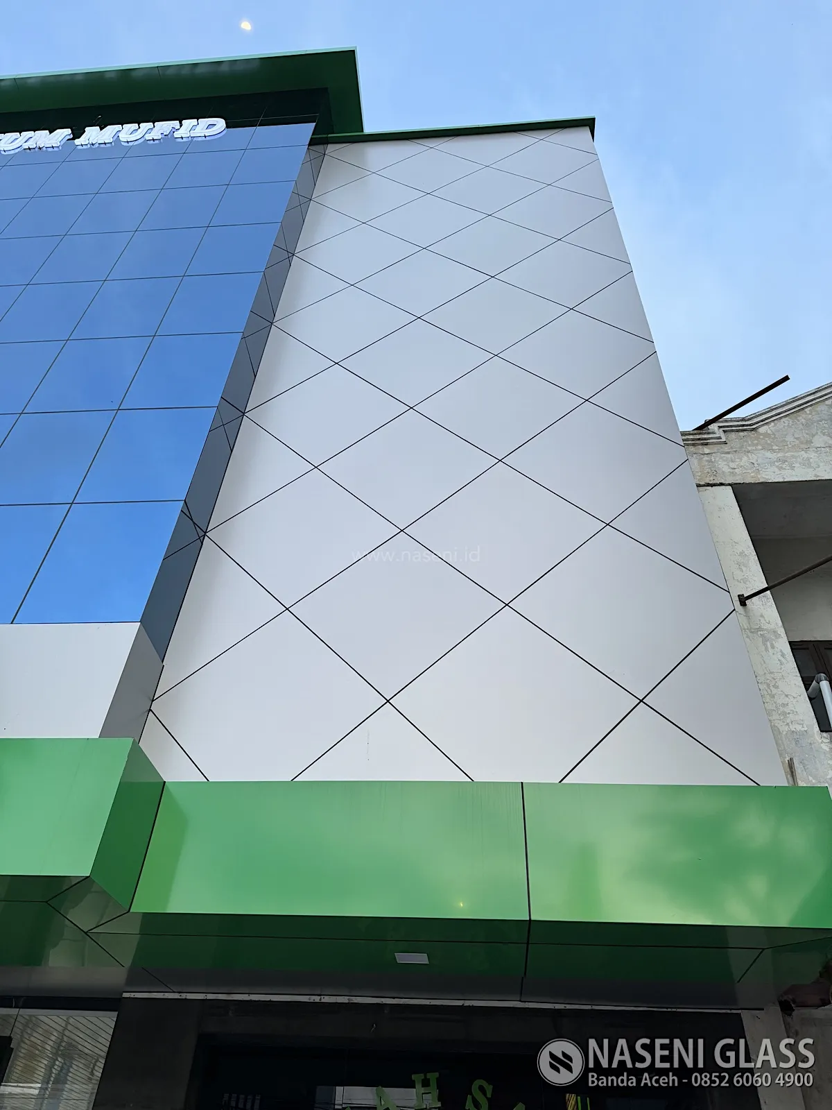 Pemasangan ACP fasad dan curtain wall Rumah Sakit Mufid Sigli oleh Naseni Glass
