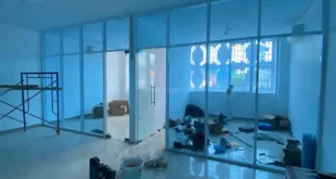 Partisi aluminium YKK 4 inci dengan kaca Asahi Mas 8 mm yang telah selesai dipasang.
