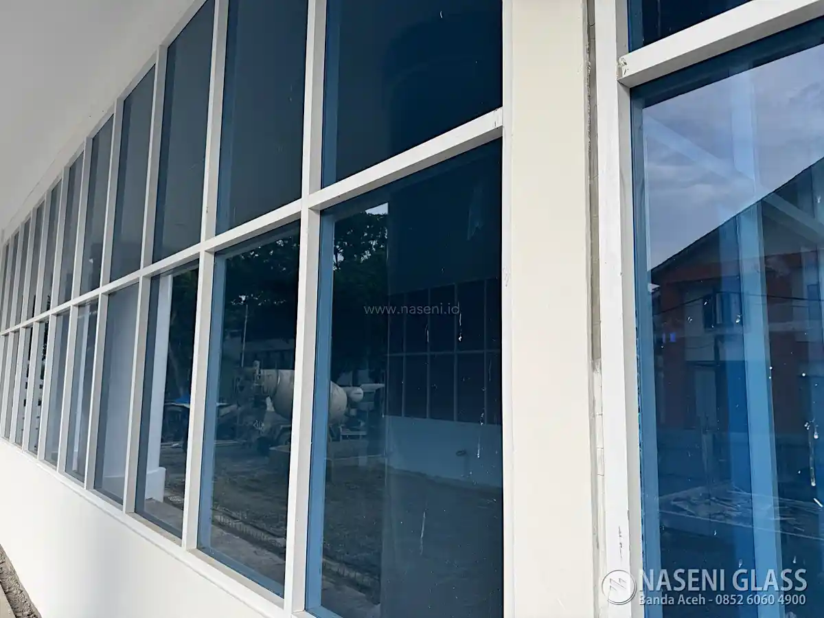 Partisi aluminium YKK 4 inci dengan kaca Asahi Mas 8 mm yang telah selesai dipasang.