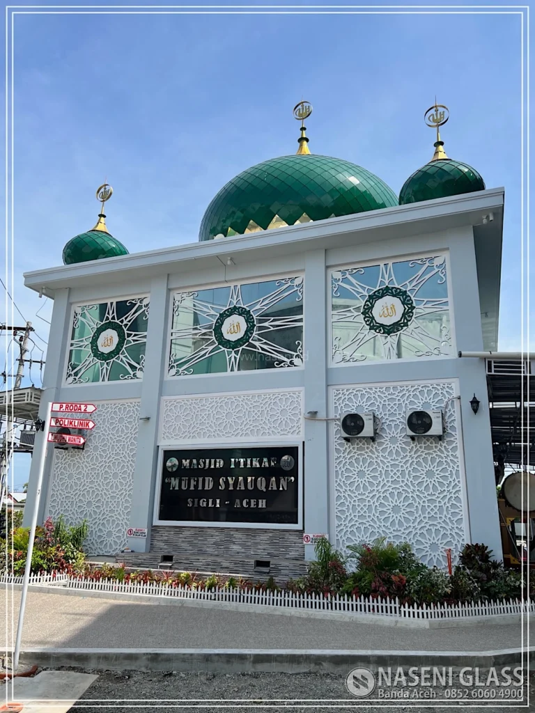 Pemasangan kaca pada Masjid Rumah Sakit Mufid Sigli oleh Naseni Glass