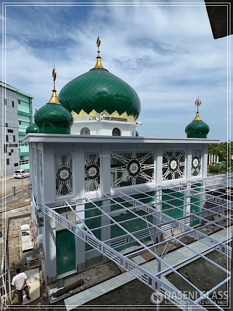 Proyek pemasangan kaca bangunan masjid di Sigli Aceh