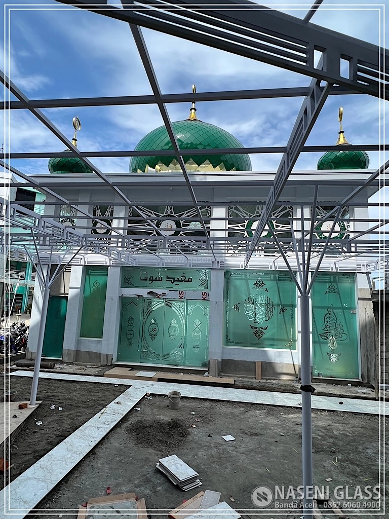 Tampilan kaca masjid Rumah Sakit Mufid Sigli yang modern dan elegan