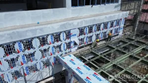 Tim Naseni Glass memasang ACP Seven PVDF Alloy 5005 pada bagian luar Gedung TDC Politeknik Lhokseumawe.