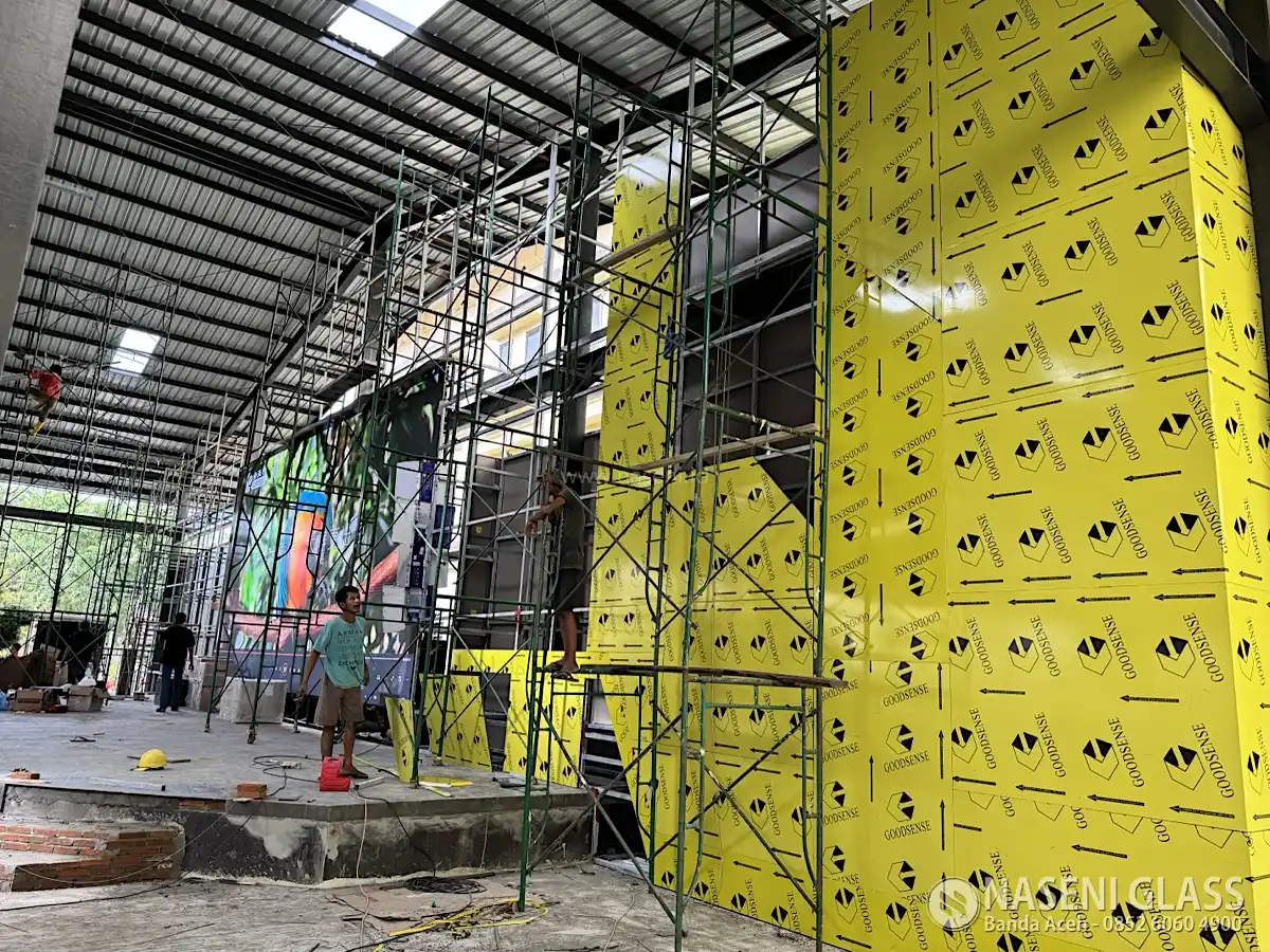 Pemasangan ACP Goodsense PVDF Alloy 3003 pada fasad Aula Outdoor Polda Aceh oleh Naseni Glass