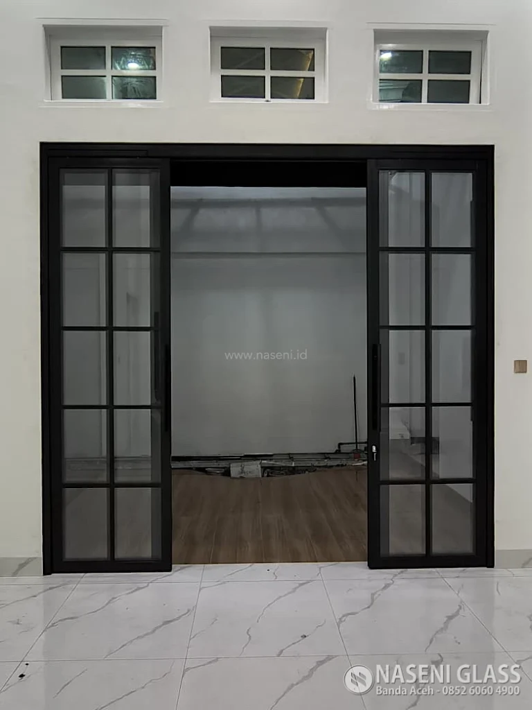 Pintu swing sliding aluminium di Banda Aceh dengan layanan penjualan dan pemasangan untuk rumah, kantor, ruko, dan gedung oleh Naseni Glass.