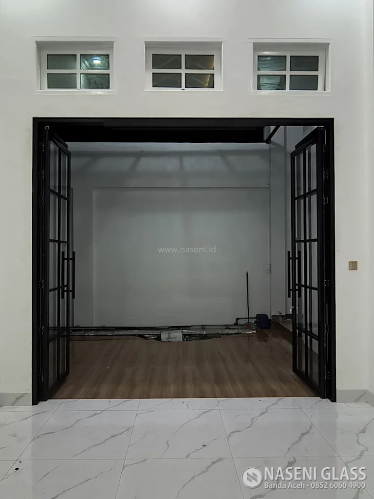 Pintu swing sliding aluminium di Banda Aceh dengan layanan penjualan dan pemasangan untuk rumah, kantor, ruko, dan gedung oleh Naseni Glass.