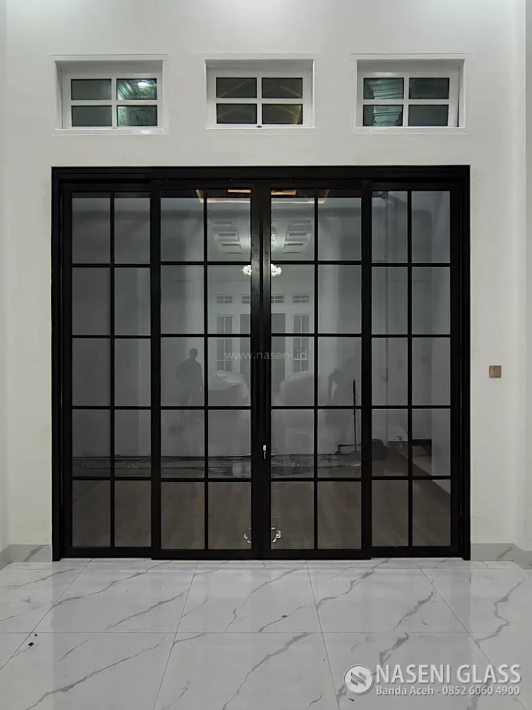Pintu swing sliding aluminium di Banda Aceh dengan layanan penjualan dan pemasangan untuk rumah, kantor, ruko, dan gedung oleh Naseni Glass.