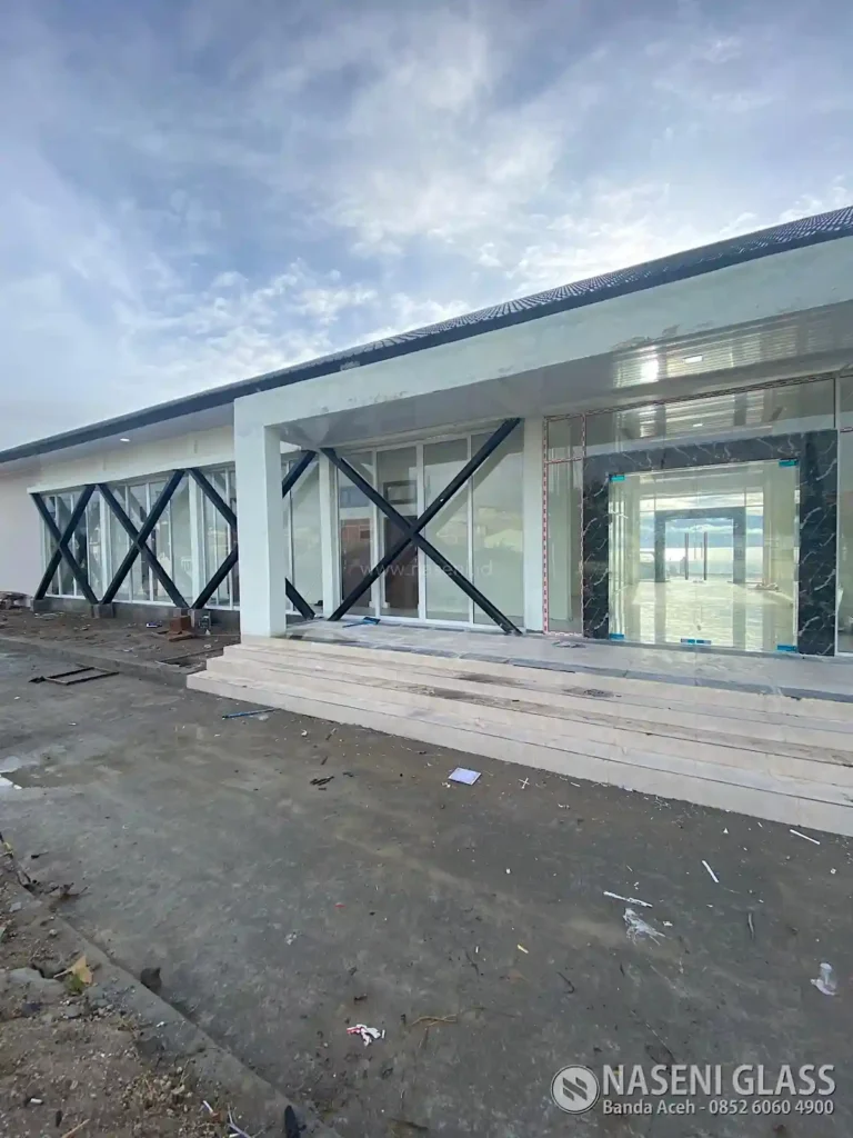 Pemasangan kusen aluminium dan kaca Asahimas pada Venue Triathlon Danau Lut Tawar Aceh Tengah oleh Naseni Glass