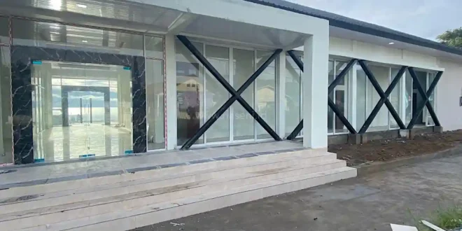 Pemasangan Kusen Aluminium dan Kaca Venue Triathlon Danau Lut Tawar
