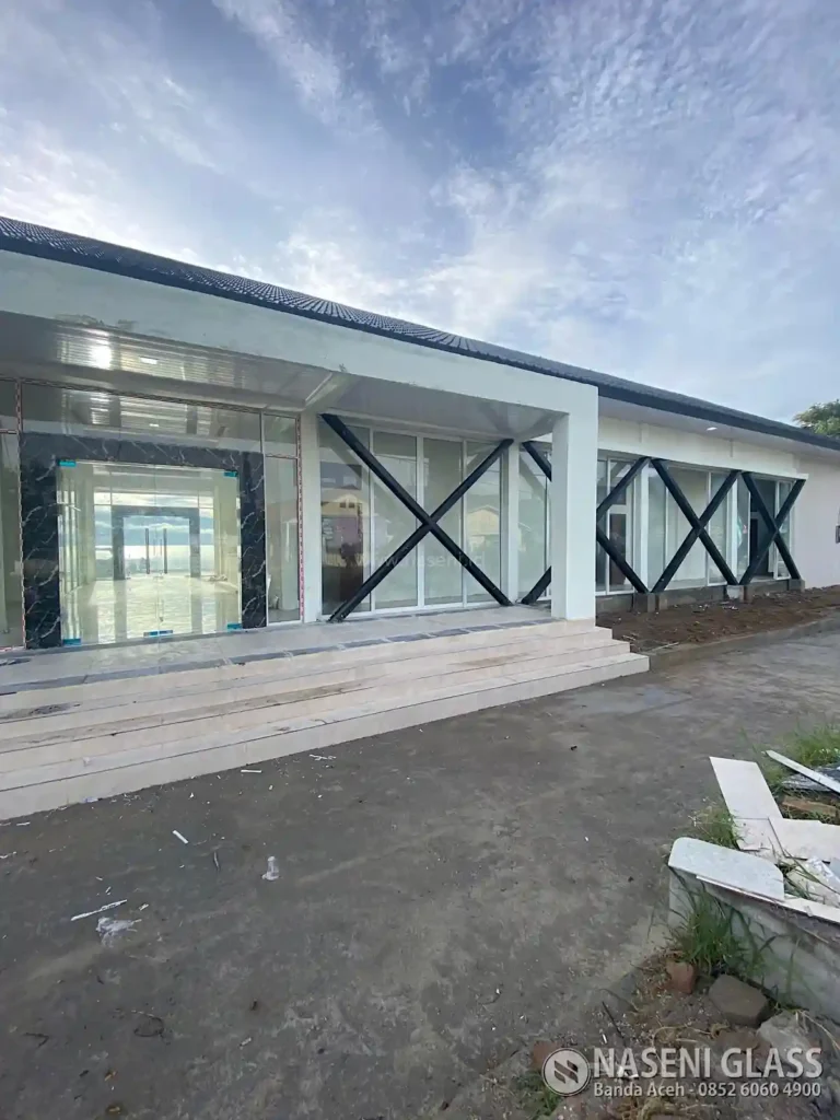 Kaca polos Asahimas terpasang pada bangunan Venue Triathlon Aceh Tengah